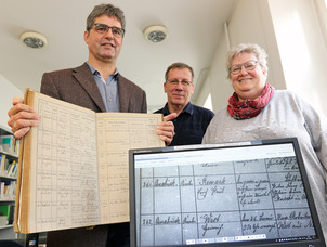 Die Einträge in Kirchenbüchern aus 145 Pfarreien im Bistum Osnabrück können jetzt im Internet eingesehen werden. Georg Wilhelm, Joachim Herrmann und Maria Rehnen (von links) von Osnabrücker Bistumsarchiv haben sich um die digitale Aufbereitung der Seiten gekümmert. 