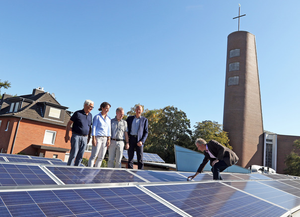 Auf dem Flachdach der katholischen Kindertagesstätte „St. Barbara“ haben die Stadtwerke Osnabrück eine Photovoltaikanlage installiert, die einen Großteil des Strombedarfs der Kita deckt. 