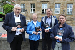 Handreichung zur eucharistischen Gastfreundschaft im Bistum Osnabrück erschienen: Präsentieren die neue Handreichung zur eucharistischen Gastfreundschaft (von links): der Bistumsbeauftragte für die Ökumene Domkapitular Reinhard Molitor, Professorin Margit Eckhold, Günter Baum von der Ökumenekommission und Stephanie van de Loo, Geschäftsführerin der Ökumenekommission   