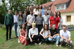Die Welt aus einer anderen Perspektive sehen : 17 junge Erwachsene reisen mit den Freiwilligendiensten im Ausland des Bistums Osnabrück (FDA) in jeweils in eines von sieben Ländern aus. Auf dem Bild sind sie mit dem Team der Freiwilligendienste im Ausland. 