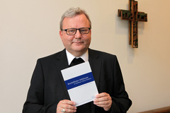 Bischof Bode richtet Hilfsfonds für Flüchtlinge ein: (Bild: Bistum Osnabrück)