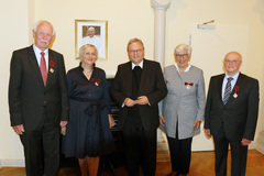 Päpstliche Auszeichnung für Verdienste um Kirche und Gesellschaft: Gruppe von fünf Personen