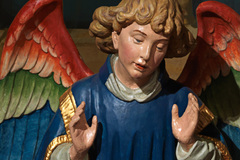 Kunst in Kürze: Die Domkrippe: Ein besonders prachtvoller Engel bewacht das Jesuskind.