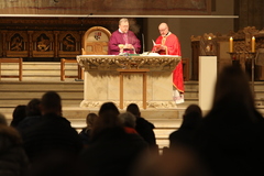 Gottesdienst im Gedenken an die Opfer des Krieges in der Ukraine : Bischof Franz-Josef Bode (Mitte) und der Pfarrer der ukrainisch griechisch-katholischen Gemeinde in Osnabrück, Myron Molczko, am Altar im Dom. 