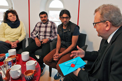 Bischof und Stadträtin besuchen Flüchtlinge im Priesterseminar: (Bild: Bistum Osnabrück)