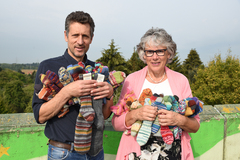 Warme Füße für eine Spende: Kleine und große Socken, handgestrickt, präsentieren Ottmar Steffan und Gabriele Gieraths vom Caritasverband. 