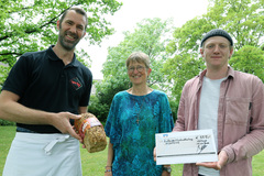 Bäcker und Gemeinden sammelten Spenden für die Solibrotaktion von Misereor: Rainer Welp (links) und Josef Knuf beteiligten sich mit ihren Bäckereien an der Solibrotaktion. Andrea Tüllinghof bedankte sich seitens des Bistums für das Engagement. 