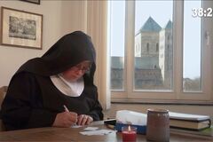 Lernen mit Schwester Josefine : Schwester Josefine beim Studium in der Diözesanbibliothek - Screenshot aus dem Study-with-me-Video des Bistums Osnabrück. 