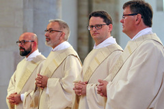 Vier Männer zu Ständigen Diakonen geweiht: Vier Männer wurden am Samstag von Weihbischof Johannes Wübbe im Osnabrücker Dom zu Ständigen Diakonen geweiht (von links: Hermann-Josef Bowe, Bernd Kulgemeyer, Marco Lögering und Herbert Macke). 