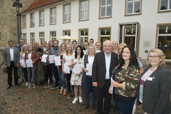 Bistum und Caritas fördern Berufseinstieg mit 20 Stipendien für junge Leute:  20 junge Männer und Frauen erhielten von Generalvikar Theo Paul (vorn) und Caritasdirektor Franz Loth (links) im Anschluss an ihren Freiwilligendienst ein Stipendium. 