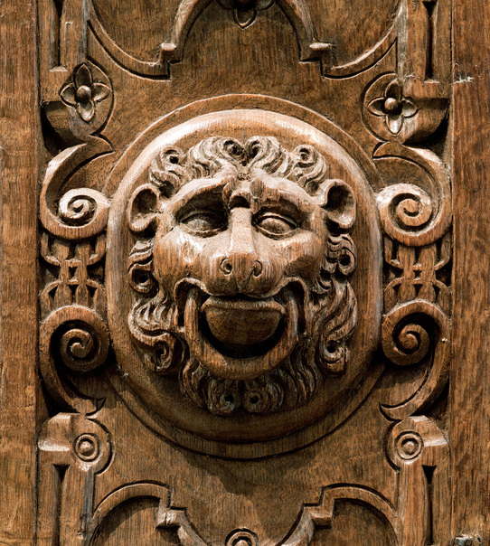 Der nach dem Vorbild eines antiken Türziehers gestaltete Löwenkopf schmückt die Frontseite des barocken Sakristeischrankes.