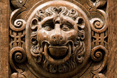 Kunst in Kürze: Der Sakristeischrank: Der nach dem Vorbild eines antiken Türziehers gestaltete Löwenkopf schmückt die Frontseite des barocken Sakristeischrankes.