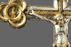 Kunst in Kürze: Das Vortragekreuz aus dem Osnabrücker Dom: Mit ausgestreckten Gliedmaßen hängt Christus an einem sogenannten Astkreuz, die im westfälischen Raum besonders beliebt waren.
