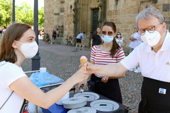 Bischof Bode verkauft Eis für guten Zweck : Bischof Bode verspendet am 18. Mai 2022 Eis für den guten Zweck - hier ein Bild von der vorigen Aktion 2021. 