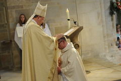 Bilder von der Bischofsweihe: Handauflegung und Weihegebet (Bild: Bistum Osnabrück)