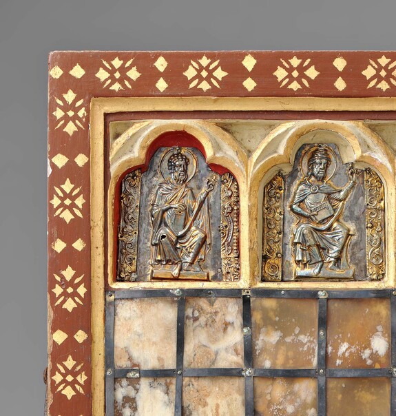 Die aus vergoldetem Silberblech bestehenden Relieffelder mit Darstellungen von Propheten stammen ursprünglich wohl aus einem anderen Kontext, womöglich aus einem nicht mehr erhaltenen Reliquienschein aus dem 1. Viertel des 13. Jh.