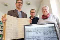 Kirchenbücher jetzt online einsehbar : Die Einträge in Kirchenbüchern aus 145 Pfarreien im Bistum Osnabrück können jetzt im Internet eingesehen werden. Georg Wilhelm, Joachim Herrmann und Maria Rehnen (von links) von Osnabrücker Bistumsarchiv haben sich um die digitale Aufbereitung der Seiten gekümmert. 