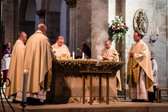 Bätzing: Franz-Josef Bode ein mutiger Gestalter: Bischof Franz-Josef Bode während des Gottesdienstes zu seinem Weihejubiläum am Altar im Osnabrücker Dom. 