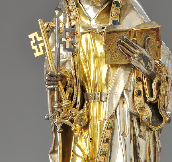 Die Reliquienstatuette des Hl. Petrus hält einen silbernen und einen goldenen Schlüssel in der Hand.