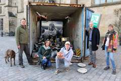 "Hunger nach Leben" - Kunstinstallation macht auf Misereor-Aktion aufmerksam   : Stellten die Installation „Hunger nach Leben“ vor: (von links) Volker-Johannes Trieb, Regina Wildgruber (Bistum Osnabrück), Josef Knuf (Knufbäcker Service GmbH),  Joachim Jeska (Evangelisch-lutherischer Kirchenkreis Osnabrück) und Andrea Tüllinghoff (Bistum Osnabrück). 