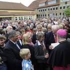 Zahlreiche Menschen kamen nach der Weihe auf das Gelände der Ursulaschule, um dem neuen Weihbischof zu gratulieren. (Bild: Bistum Osnabrück)