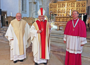 Der bisherige Generalvikar Theo Paul (links) wurde am Sonntag von Bischof Franz-Josef Bode verabschiedet. Nachfolger ist Ulrich Beckwermert (rechts).