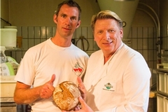 Ludger Abeln backt ein Rosen-Brot