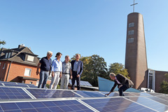 Eigener Sonnenstrom für vier Bistums-Kitas: Auf dem Flachdach der katholischen Kindertagesstätte &#132;St. Barbara&#147; haben die Stadtwerke Osnabrück eine Photovoltaikanlage installiert, die einen Großteil des Strombedarfs der Kita deckt. 