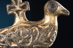 Kunst in Kürze: Die Taubenfibel: Die kostbare Gewandschließe wurde in einem Grab entdeckt und sie ist zu einem Sinnbild für die frühe Christianisierung der Region geworden.