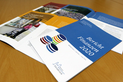 Bistum Osnabrück stellt Finanzbericht 2020 vor und blickt auf die kommenden Jahre : Aufgeschlagene Broschüren 