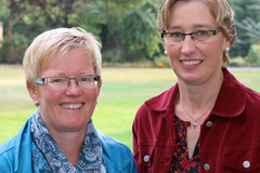 Förderprogramm für Frauen: Christine Hölscher (links) und Alwine Röckener gehören zu einer Gruppe von 40 Frauen, die für Leitungsaufgaben in der katholischen Kirche qualifiziert werden (Bild: Bistum Osnabrück)
