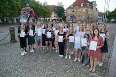 Für einen guten Start in Ausbildung und Studium: Rückenwind für Ausbildung und Studium: Die Stipendiatinnen und Stipendiaten der Freiwilligendienste des Bistums Osnabrück. Zweite Reihe von links: Domkapitular Ulrich Beckwermert, Caritas-Vorstand Ansgar Bensmann, Sebastian Niemann, Leiter der Freiwilligendienste und Benedikt Kisters, Leiter des Jugendamtes im Bistum. 