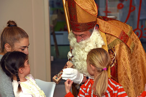Der Heilige Nikolaus bereitet Kindern mit einem Schokonikolaus eine kleine Freude. 