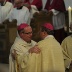Bischof Bode und alle anderen Bischöfe umarmen den neugeweihten Bischof und besiegeln damit seine Aufnahme in das Bischofskollegium. (Bild: Bistum Osnabrück)