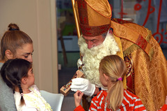 Tat.Ort.Nikolaus des Bonfatiuswerkes: Der Heilige Nikolaus bereitet Kindern mit einem Schokonikolaus eine kleine Freude. 
