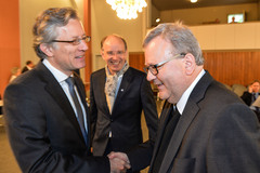 Erkundungen auf dem Weg der Ökumene: Synodenpräsident Matthias Kannengießer (von links) und Landesbischof Ralf Meister begrüßten Bischof Franz-Josef Bode auf der Tagung der Landessynode in Hannover. 