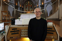 Domorganist Dominique Sauer geht in den Ruhestand: Dominique Sauer vor der Domorgel