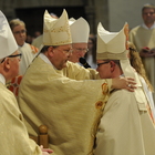 Weihbischof Wübbe bekommt von Bischof Bode die Mitra überreicht. (Bild: Bistum Osnabrück)