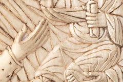 Kunst in Kürze: Das Buchkastenreliquiar: Ein kostbares Elfenbeinrelief ziert das Buchkastenreliquiar, es zeigt die Darstellung einer Muttergottes mit Kind, die an den byzantinischen Ikonentypus der Hodegetria angelehnt ist.