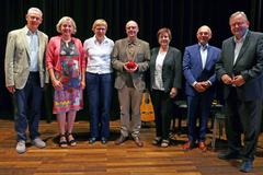 Um das Zusammenleben der Religionen verdient gemacht: Der Preisträger und die Laudatoren (von links): Franz Rainer Enste, Eva-Maria Westermann, Ursula Rudnick, Winfried Verburg, Karin Haufler-Musiol, Michael Grünberg, Franz-Josef Bode